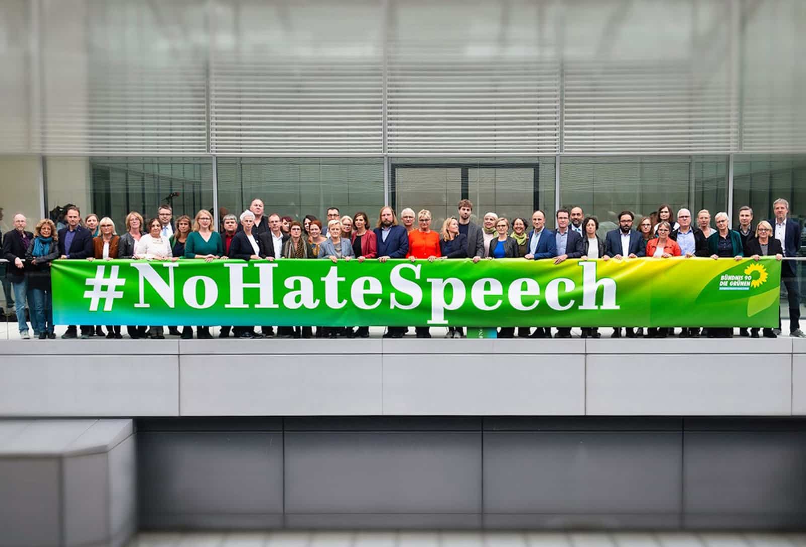 Gruppenbild der Gruene Bundestagsfraktion mit einem Transparent auf dem steht #NoHateSpeech